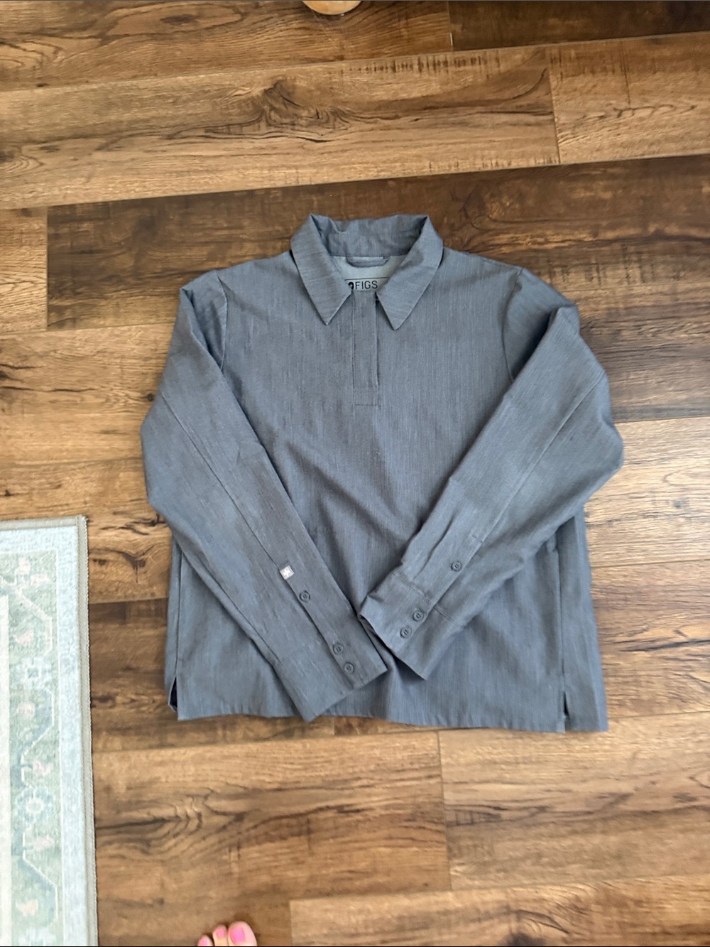 FIGS women’s medium long Sleeve Grey Collared Shirt